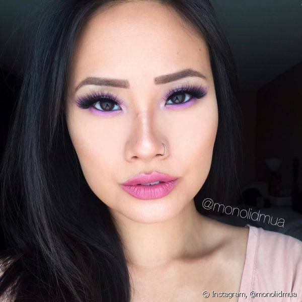 A maquiagem rosa nos olhos e nos lábios está em alta e garante um visual mega feminino (Foto: Instagram @monolidmua)